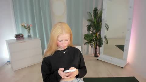 Snapshot of laly_peach chatting on 06-16-26, 11:57 Laly online show from 06-16-26, 11:57