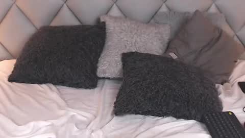 Snapshot of lalycastro chatting on 12-27-24, 11:31 Laly Castro online show from 12-27-24, 11:31