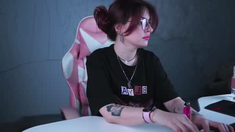 just call me Lana  and her security online show from 03-01-25, 11:28