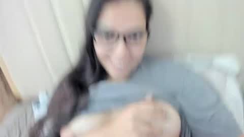 lara online show from 11-28-25, 03:04