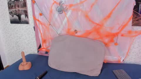 Lara Murphy online show from 10-22-25, 04:13