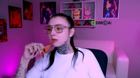 Snapshot of laratiz chatting on 11-15-25, 10:34 laratiz online show from 11-15-25, 10:34