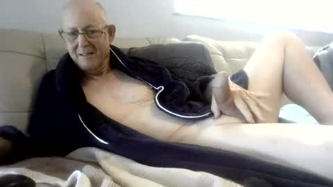 Snapshot of largerthan chatting on 07-08-26, 11:53 largerthan- say hi on entry online show from 07-08-26, 11:53