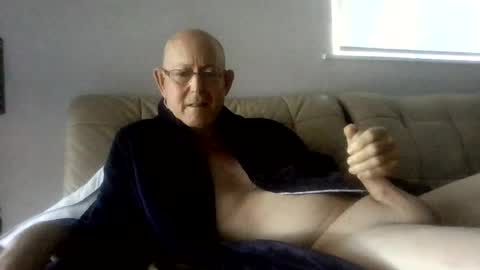 Snapshot of largerthan chatting on 07-11-26, 10:11 largerthan- say hi on entry online show from 07-11-26, 10:11
