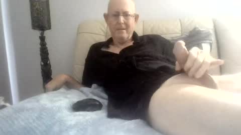 Snapshot of largerthan chatting on 07-29-26, 11:58 largerthan- say hi on entry online show from 07-29-26, 11:58