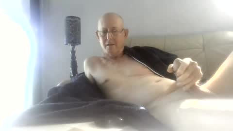 Snapshot of largerthan chatting on 08-06-26, 11:28 largerthan- say hi on entry online show from 08-06-26, 11:28