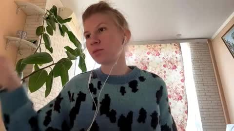 Snapshot of larhondaalsobrook chatting on 10-21-25, 01:01 Eva online show from 10-21-25, 01:01