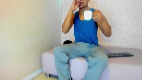 LARRY online show from 01-12-26, 12:32