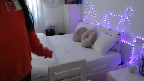 Snapshot of lasolitaauri chatting on 05-19-26, 09:37 Auri online show from 05-19-26, 09:37