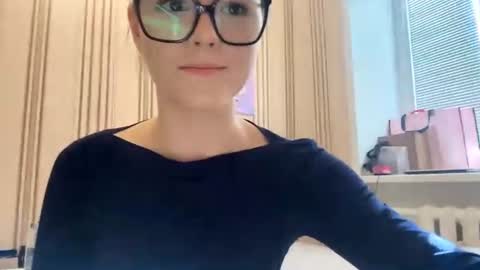 Snapshot of latiapetosa chatting on 06-17-26, 02:18 Mia online show from 06-17-26, 02:18