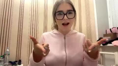 Snapshot of latiapetosa chatting on 06-20-26, 08:22 Mia online show from 06-20-26, 08:22