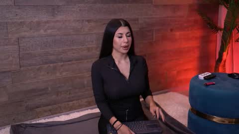 Latina online show from 11-21-25, 06:50