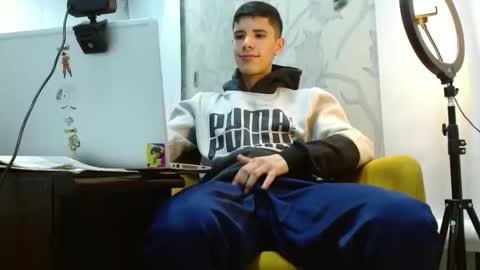 Snapshot of latinoproduction chatting on 10-27-25, 10:58 latinoproduction online show from 10-27-25, 10:58