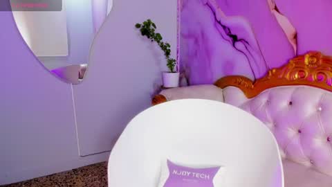 Snapshot of lau_kitty chatting on 06-15-26, 11:01 L A U R A K I T T Y online show from 06-15-26, 11:01