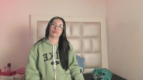 laura__js_ online show from 11-19-25, 04:23