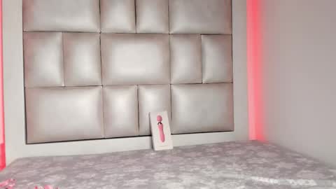 laura__js_ online show from 11-28-25, 06:16