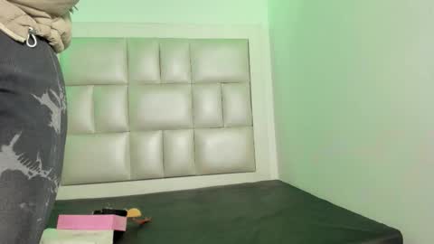 laura__js_ online show from 12-01-25, 04:17