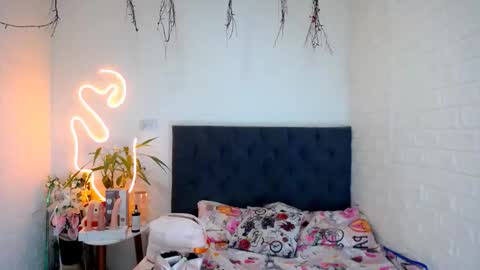 LAURA online show from 03-21-26, 05:27