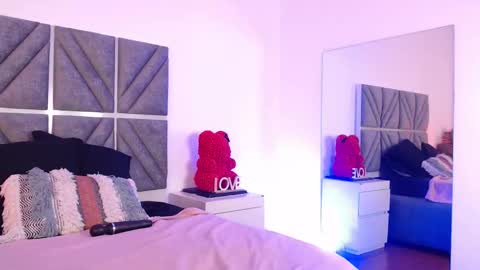 Snapshot of laura_dicardy chatting on 11-18-25, 07:40 laura_dicardy online show from 11-18-25, 07:40