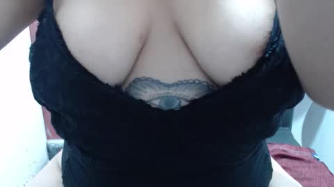  Laura  online show from 11-21-25, 01:15