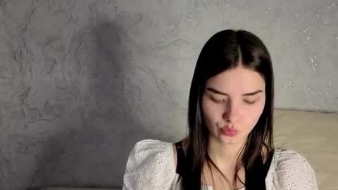 Laura online show from 03-10-26, 12:54