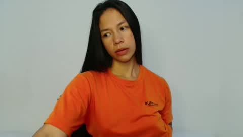 lauracb          online show from 05-25-26, 03:40