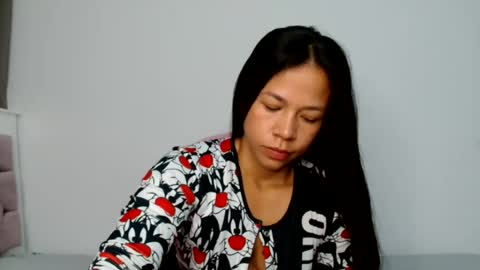 lauracb          online show from 07-23-26, 03:43
