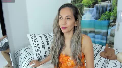 Snapshot of laurafarrely chatting on 01-16-26, 09:13 Laura online show from 01-16-26, 09:13