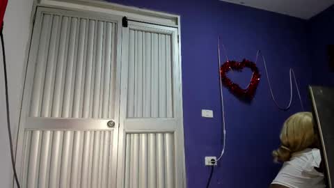 laurahot_699 online show from 11-18-25, 03:27