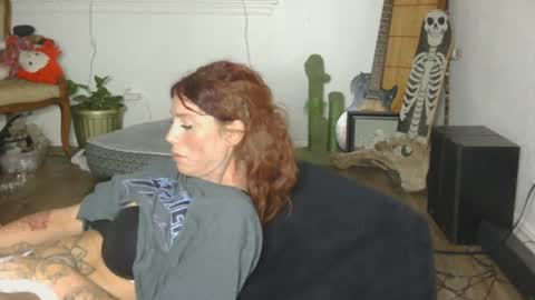 Snapshot of lauralye1983 chatting on 06-13-26, 07:39 Lilian Banks online show from 06-13-26, 07:39