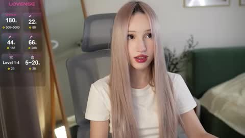 Snapshot of lauramusk chatting on 10-15-25, 02:39 Laura online show from 10-15-25, 02:39
