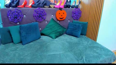 Laura online show from 10-28-25, 05:11