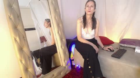 Laura Sofia online show from 06-17-26, 04:15