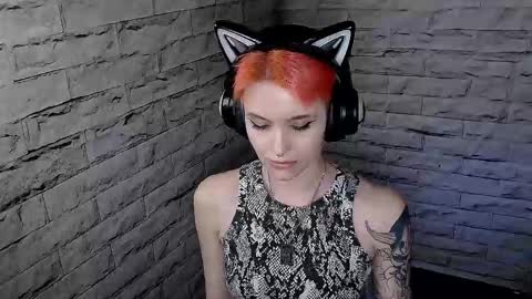 Snapshot of lauren_raquel chatting on 04-24-26, 06:21 Eva online show from 04-24-26, 06:21
