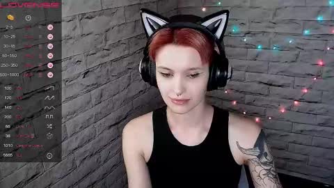 Snapshot of lauren_raquel chatting on 05-23-26, 06:23 Eva online show from 05-23-26, 06:23