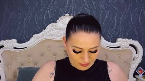 Snapshot of laurenjenssen chatting on 04-23-26, 02:08 Laura online show from 04-23-26, 02:08