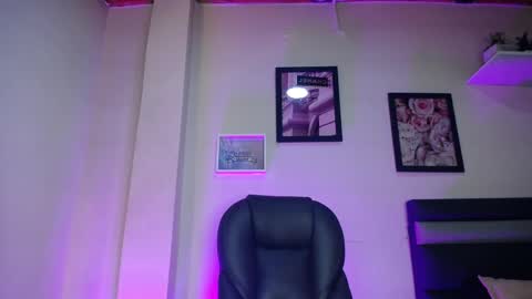 Snapshot of lauwild_ chatting on 01-08-26, 11:23 LauWild online show from 01-08-26, 11:23