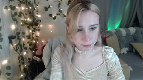 Mia online show from 03-04-25, 10:38