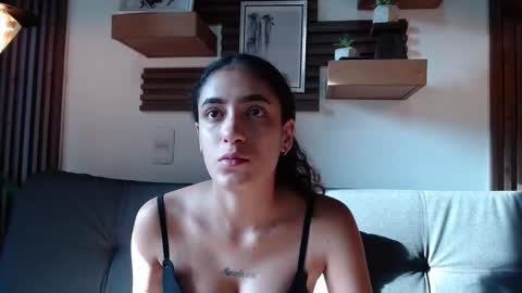 Layla online show from 11-22-25, 09:03