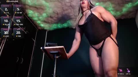 Layla   help me with your thumbs up its important  online show from 02-28-26, 11:28