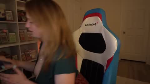 Layla Universe online show from 04-25-26, 04:26