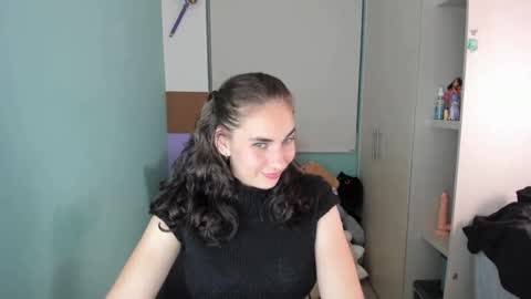 Snapshot of leah_sm chatting on 01-22-25, 04:34 Laura online show from 01-22-25, 04:34