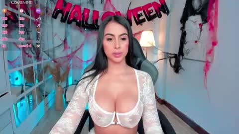 Snapshot of leahjones_ chatting on 10-11-25, 02:04 Leah Jones online show from 10-11-25, 02:04