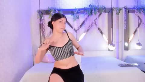 Snapshot of leahsama chatting on 11-08-25, 01:33 online show from 11-08-25, 01:33