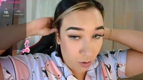 Snapshot of leahtemptation chatting on 06-20-26, 12:03 leah online show from 06-20-26, 12:03