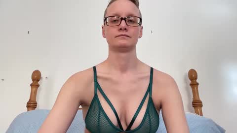 Snapshot of leahwilde chatting on 02-24-25, 04:04 Lee online show from 02-24-25, 04:04