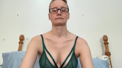 Snapshot of leahwilde chatting on 02-26-25, 03:08 Lee online show from 02-26-25, 03:08