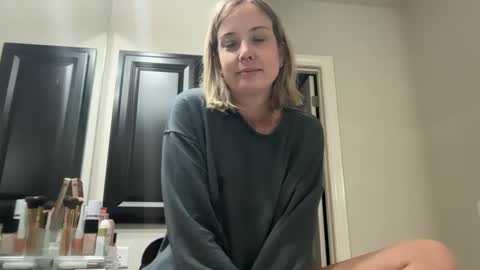 Snapshot of leanneluxecouple chatting on 10-01-25, 10:32 leanneluxecouple online show from 10-01-25, 10:32
