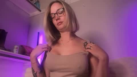 Snapshot of leanneluxecouple chatting on 10-08-25, 01:03 leanneluxecouple online show from 10-08-25, 01:03