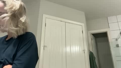 Snapshot of leanneluxecouple chatting on 10-20-25, 10:38 leanneluxecouple online show from 10-20-25, 10:38